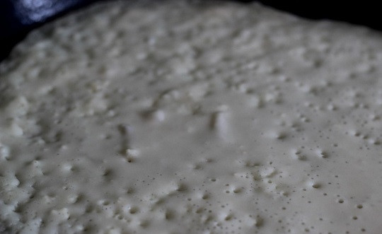 1. Этап. Блины на молочной сыворотке: 5. Разогрейте как следует сковороду. Это очень важно, чтобы первый блин не вышел комом. Наливайте небольшими порциями тесто и жарьте тонкие блинчики с двух сторон до румяности.