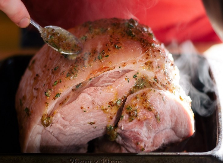 1. Этап. Ветчина в горчично-медовой глазури: Духовку нагрейте до 180 градусов. Отваренную ветчину поместите в форму для запекания и с помощью столовой ложки нанесите на ветчину половину приготовленной глазури.