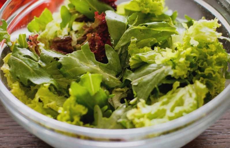 1. Stage. Eel salad: Tear lettuce and arugula with your hands.