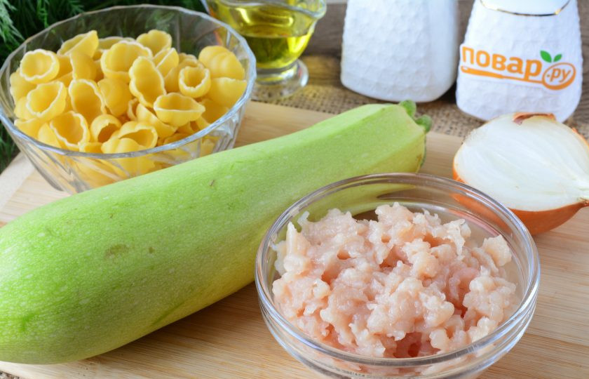 1. Этап. Макароны с фаршем и кабачками: Подготовьте все ингредиенты.