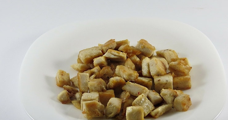 1. Этап. Цезарь со свининой: Куриную грудку вымойте под струей холодной воды высушите или оботрите полотенцем. порежьте на мелкие кусочки и обжарьте в масле на сковороде, с двух сторон. Можно приправить небольшим кол-вом соевого соуса.