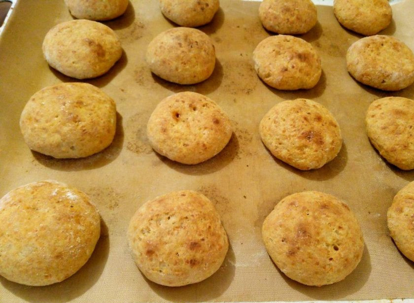 1. Этап. Творожные пышки: Выпекайте пышки в течение 20-25 минут при температуре 180-190 градусов до появления румяной корочки.