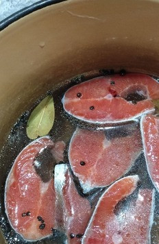 1. Этап. Малосольная рыбка за 2 часа: Приготовить рассол - вскипятить 1 литр воды с 7 столовыми ложками с горкой соли и специями. Остудить. Пока рассол остывает, приготовить рыбу. Рыбу лучше брать замороженную (из охлажденки не готовили ). Чуть разморозить, чтобы лучше было разрезать и не развалилась. КУсочками примерно толщиной по 1 см. Голову и хвост не используем (на уху уйдут). В остывший рассол укладываем наши кусочки рыбы на 1 час.