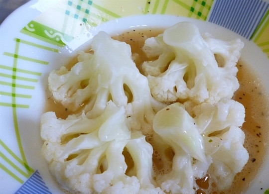 1. Этап. Цветная капуста в яйце и сухарях: Теперь обмакиваем ее сначала во взбитом яйце, а затем обваливаем в панировочных сухарях.