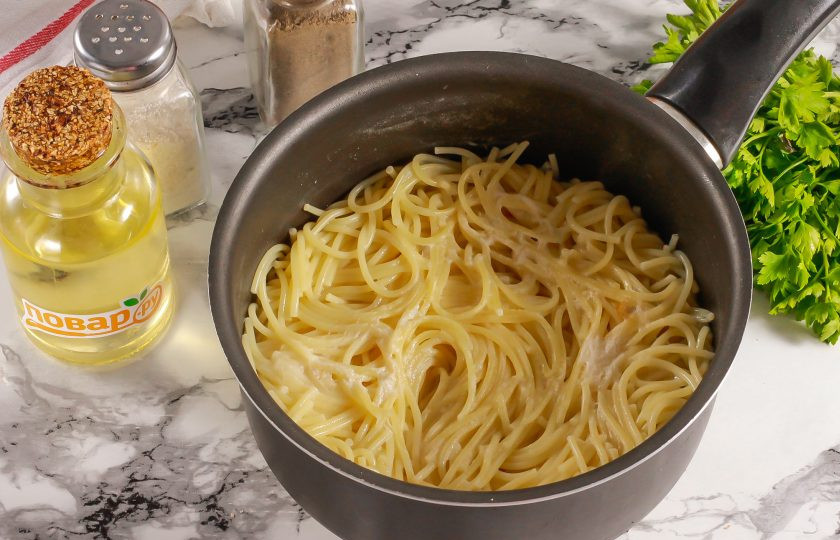 1. Этап. Паста с креветками в сметанном соусе: Вскипятите воду в ковше или кастрюле, всыпьте пару щепоток соли и выложите спагетти или другую пасту. Отварите практически до готовности, следуя указаниям на пачке с пастой.