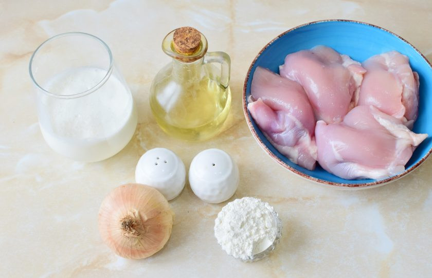 1. Этап. Фрикасе из курицы классическое: Перед началом приготовления подготовьте все необходимое. Куриное мясо выбирайте без костей. Сливки можно взять любой жирности. Но чем выше жирность, тем насыщеннее и нежнее будет соус в готовом блюде.