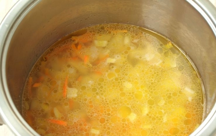 1. Этап. Овощной суп с кабачками: В кастрюле с толстым дном обжарьте морковь и лук до мягкости в масле. Затем влейте к ним воду и добавьте картофель. Варите суп 5 минут. Всыпьте соль.