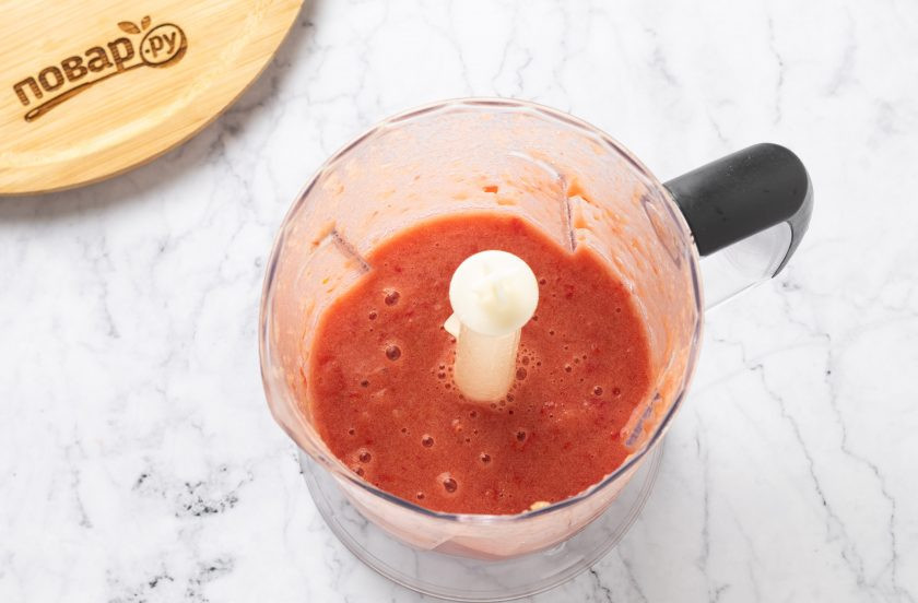 1. Этап. Сок томатный с мякотью: Измельчите в блендере до однородности. Также можно использовать мясорубку.