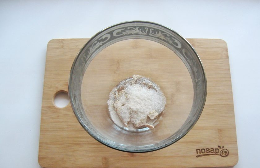 1. Этап. Хлеб с вялеными помидорами: Добавьте соль и сахар.