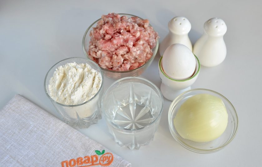 1. Этап. Манты в форме розочек: Подготовьте необходимые продукты, муки количество я не указываю, тут может быть много влияющих факторов: например, размер яйца, влажность муки, объем стакана и т.д. Главное сделать тесто достаточно крутым, чтобы максимально тонко раскатать его после.