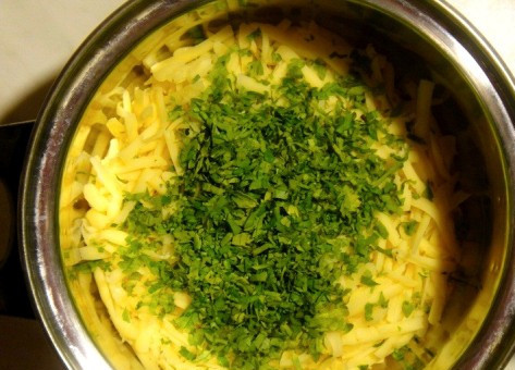 1. Этап. Рулет из сыра: 4. Нарезаем зелень (лучше укроп) и отправляем к сыру. Перемешиваем.