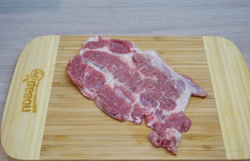 1. Этап. Шницель (классический рецепт): Мясо отбейте молоточком с двух сторон.