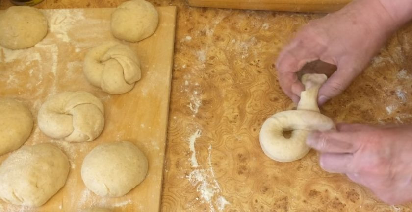 1. Этап. Булочки к чаю сдобные: 6. Один конец жгута положите на другой так, чтобы в средине получилось отверстие. Нижний конец жгута проденьте через отверстие, верхний конец жгута подтяните к первому концу и соедините, чтобы они не разошлись во время выпечки.