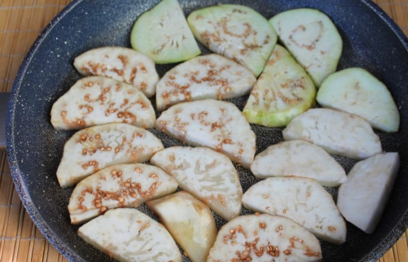 1. Этап. Жареные баклажаны в томатном соусе на зиму: Баклажаны чистим, режем плоскими кусочками и обжариваем на подсолнечном масле с двух сторон.