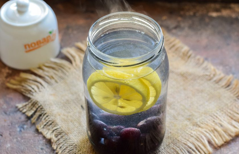 1. Этап. Компот из черешни с лимоном на зиму: Залейте черешню крутым кипятком.