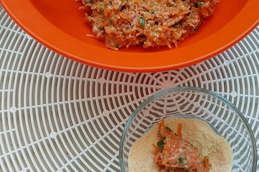 1. Этап. Наггетсы из индейки с овощами: Далее формуем наггетсы. Для этого в панировочные сухари перемешанные с приправой выкладываем ложкой комочек фарша и обваливаем со всех сторон с помощью вилки. Нагеттсы можно обжарить или запечь в аэрогриле как я.