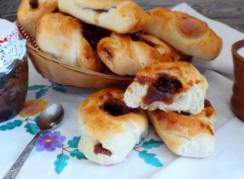 1. Этап. Бабушкины булочки: Подавайте булочки с любимыми напитками, но особенно вкусно с молоком. Приятного аппетита!