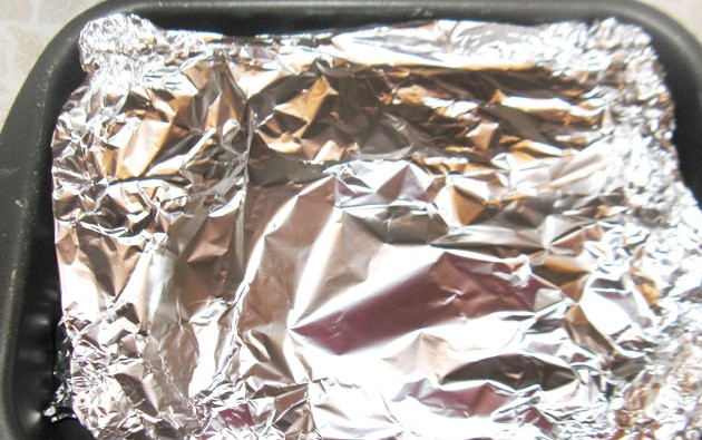 1. Этап. Куриная голень в фольге: Накрываем курицу фольгой и отправляем противень в разогретую до 180 градусов духовку на 40 минут.