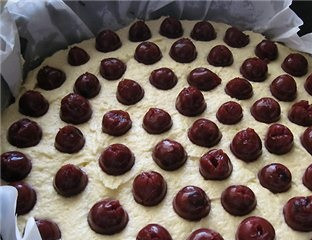 1. Этап. Торт Дунайские волны: 10. Вишни выложить на тесто, вдавливая немного. Отправить форму в разогретую духовку.