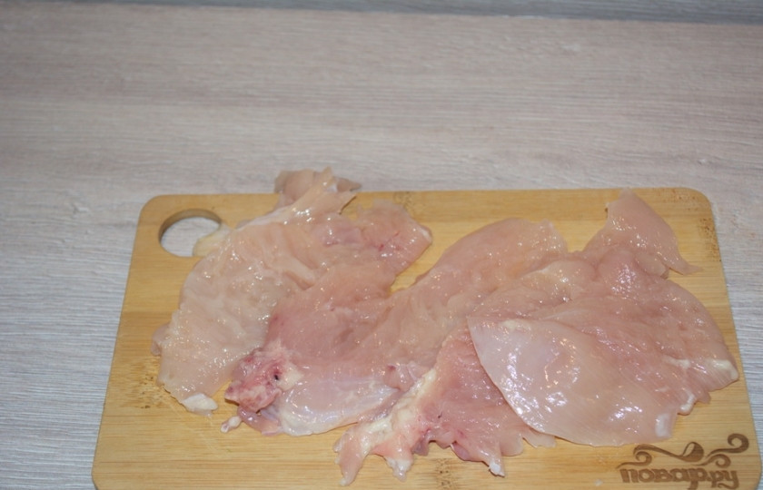 1. Этап. Мясо по-французски из курицы: Куриное филе отделим от тушки курицы. Чистое филе без кожи нарежем на небольшие пластины. Каждую пластинку мяса накроем пищевой пленкой и отобьем молоточком для мяса. Использование пленки позволяет не допустить дыр в мясе.