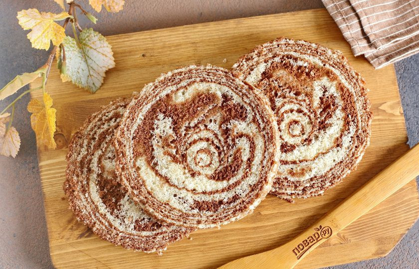 1. Этап. Торт Зебра в микроволновке: Бисквит можно просто посыпать сахарной пудрой и подать к чаю, а можно разрезать его на 2-3 части и промазать любым кремом.