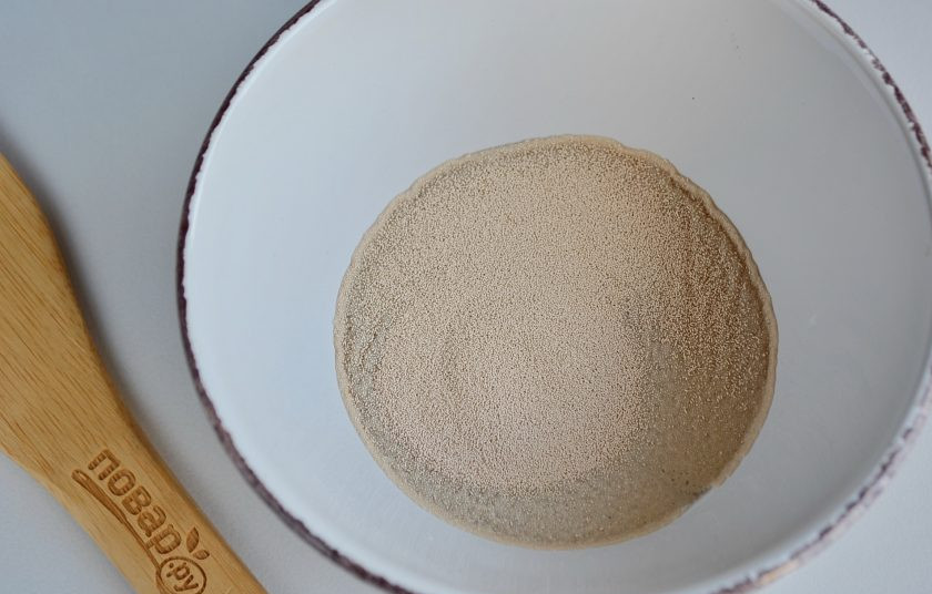 1. Этап. Плюшки Для любимых: В пиалочку налейте 5 ст.л теплой воды, добавьте ложку сахара и дрожжи. Перемешайте и оставьте в тепле на 10 минут.