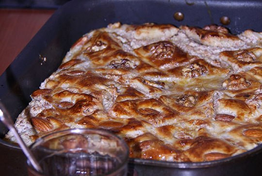 1. Этап. Пахлава из слоеного теста: Пока наша пахлава готовится, мы смешиваем мед с водой. Когда 10 минут закончатся, вынимаем пахлаву и пропитываем ее приготовленной медовой смесью, и еще на 10 минут отправляем в духовку. Вот теперь все, пахлава готова, и мы может снять пробу. Приятного всем аппетита!