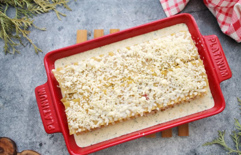 1. Этап. Лазанья Карбонара: Верхний слой листы лазаньи полейте оставшимся соусом и посыпьте оставшимся сыром.