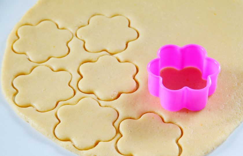 1. Этап. Песочное печенье: 6. Затем раскатайте тесто в пласт, толщиной не меньше 5 мм и вырубите при помощи формочки печенье.