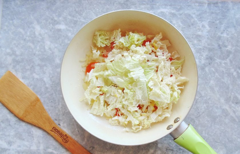 1. Этап. Рис с пекинской капустой: Пекинскую капусту вымойте и нарежьте тонко. Выложите в сковороду к моркови и луку.