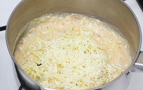 1. Этап. Соус Морней: 2. Затем добавьте тертый сыр - оба вида - и перемешайте.