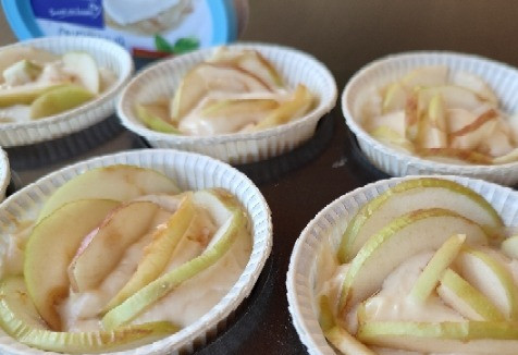 1. Этап. Творожные кексы с яблоком: Яблоко нарезаем тонкими ломтиками и вставляем сверху. Можно порезать кубиками и добавить просто во внутрь.