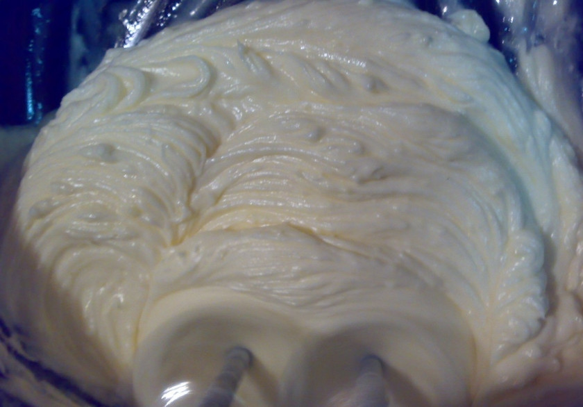 1. Этап. Торт Птичье молоко на желатине: 2. Белки взбиваем в крепкую пену вместе с сахаром.