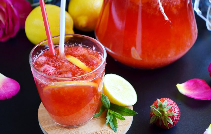 1. Этап. Домашний клубничный лимонад с мятой: 9. Подавайте с кубиками льда. Приятного!