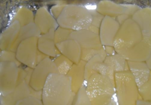 1. Этап. Мясо индейки в духовке: Первым слоем выложите картофель.