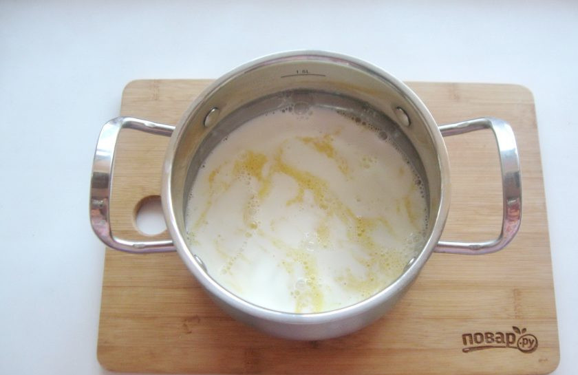 1. Этап. Пышные блины без дрожжей: Влейте молоко.