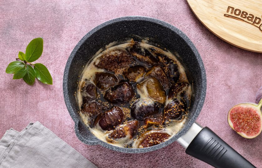 1. Этап. Варенье из инжира: Снова доведите до кипения и варите 15 минут на небольшом огне. Если образовывается пенка, то снимайте ее ложкой. И снова полностью остудите.