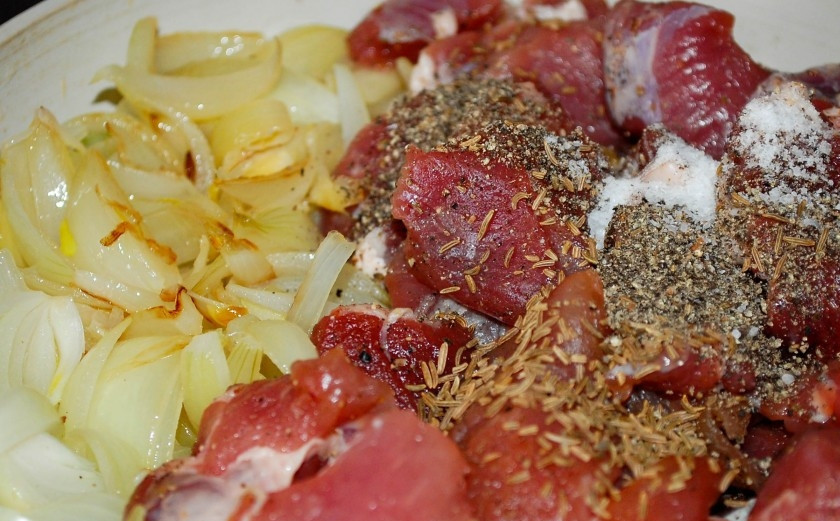 1. Этап. Смаженина: 2. Выложите на сковороду свиной жир, растопите его. Очистите и нарежьте полукольцами лук, обжарьте до золотистого цвета. Следом выложите нарезанное средними кусочками мясо, добавьте соль, перец, тмин или другие специи по вкусу.