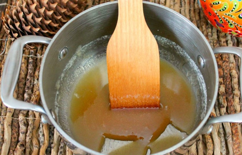 1. Этап. Карамельное печенье: На малом огне подогреваем сахар, постоянно помешивая. Масса должна приобрести коричневатый оттенок.