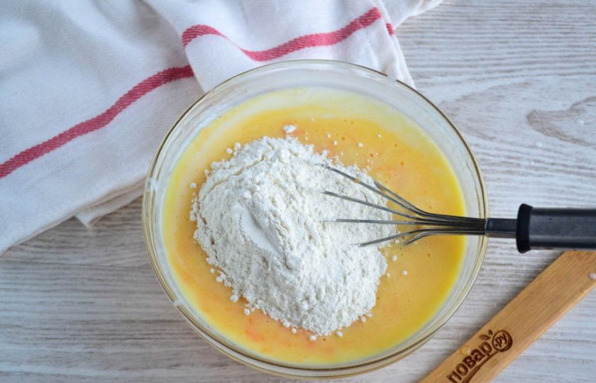 1. Этап. Оладьи с морковью на кефире: Теперь понемногу всыпайте муку и размешивайте. 2 стакана - это примерное количество муки, вам может понадобиться больше или меньше, в зависимости от консистенции кефира, размера яиц, сочности моркови. Но тесто должно получиться достаточно густым, почти как тесто для кекса. Тогда оладьи будут хорошо подниматься и получаться очень пышными.