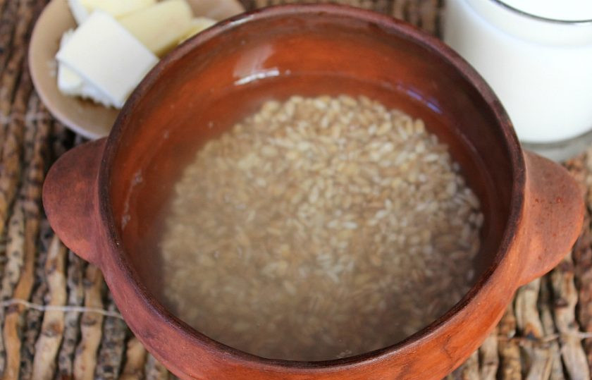 1. Этап. Перловка на молоке: Перловую крупу хорошо промываем в воде. Кладем в горшочек и заливаем кипятком. Оставляем минимум на 2 часа по крышкой, можно и на 8 часов оставить. Перловка должна впитать всю воду и разбухнуть.