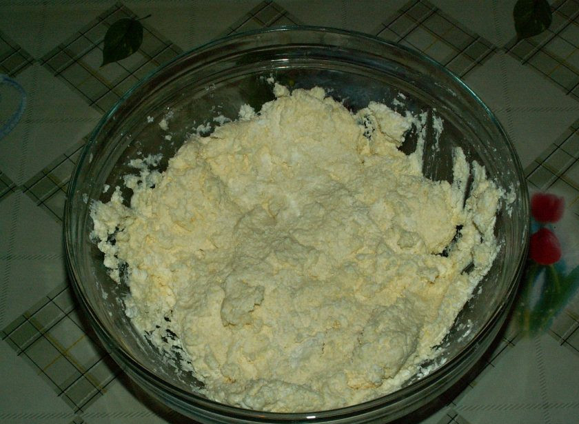 1. Этап. Творожные конвертики с сахаром: 4. Можно рубить ножом, но обязательно используйте глубокую миску.