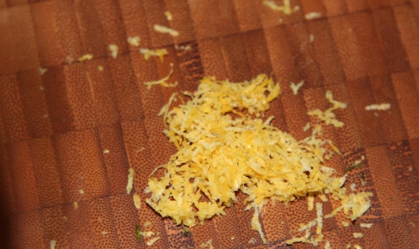 1. Этап. Красная рыба под сливочным соусом: 7. Цедру с того лимона, что выдавливал к рыбке, натираю на мелкой терке.