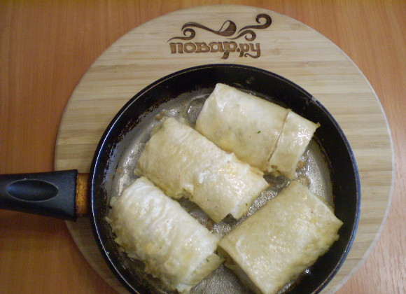 1. Этап. Лаваш с рисом и яйцом: Окунаем конвертики в яйцо и жарим на растительном масле с двух сторон до корочки.