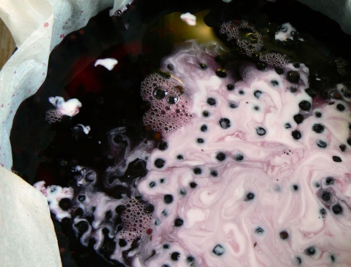 1. Этап. Черничный пудинг: Желатин с ягодами влейте в форму с пудингом. Сверху аккуратно влейте желатин со сметаной и размешайте зубочисткой так, чтобы получились красивые разводы. Поставьте в холодильник на 3 часа до полного застывания желе. Затем можно выбрать пудинг из формы и подать на стол.