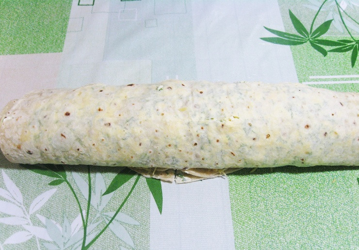 1. Этап. Рулет из лаваша с консервированной рыбой: Теперь нам остается только свернуть всю эту конструкцию рулетом и поставить в холодильник на 3-4 часа минимум. Когда будете сворачивать рулет, его следует слегка придавливать, чтобы он получился плотненьким, так его будет проще резать.