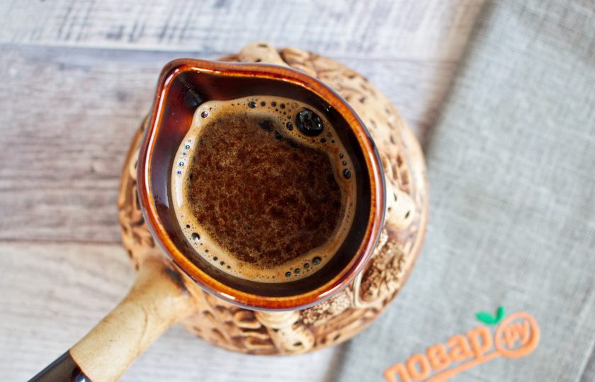 1. Этап. Кофе по-восточному: Кофе и сахар засыпьте в турку (джезву), залейте холодной водой, поставьте на медленный огонь. Кофе по-восточному нельзя позволить переварить и кипятить. Дождитесь поднятия 