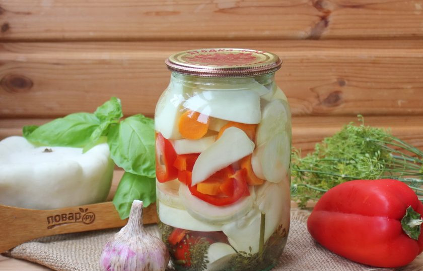 1. Этап. Патиссоны на литровую банку на зиму: Залейте кипятком, закатайте крышку и укутайте в одеяло до полного остывания. Готовые патиссоны храните до употребления в прохладном месте.