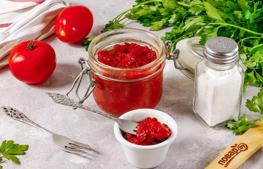 1. Этап. Томатная паста из запеченных помидоров на зиму: Прогрейте банку и крышку либо ошпарьте их кипятком и выложите в емкость горячую томатную пасту. Сразу же укупорьте. Если планируете использовать сейчас, то охладите и храните в холодильнике. 2 ст.л. пасты хватит для приготовления вкусного блюда или подливы.