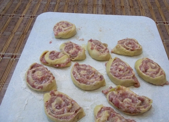 1. Этап. Творожное тесто с фаршем: Затем порежьте рулет на кусочки в 1,5 см. толщиной приблизительно.